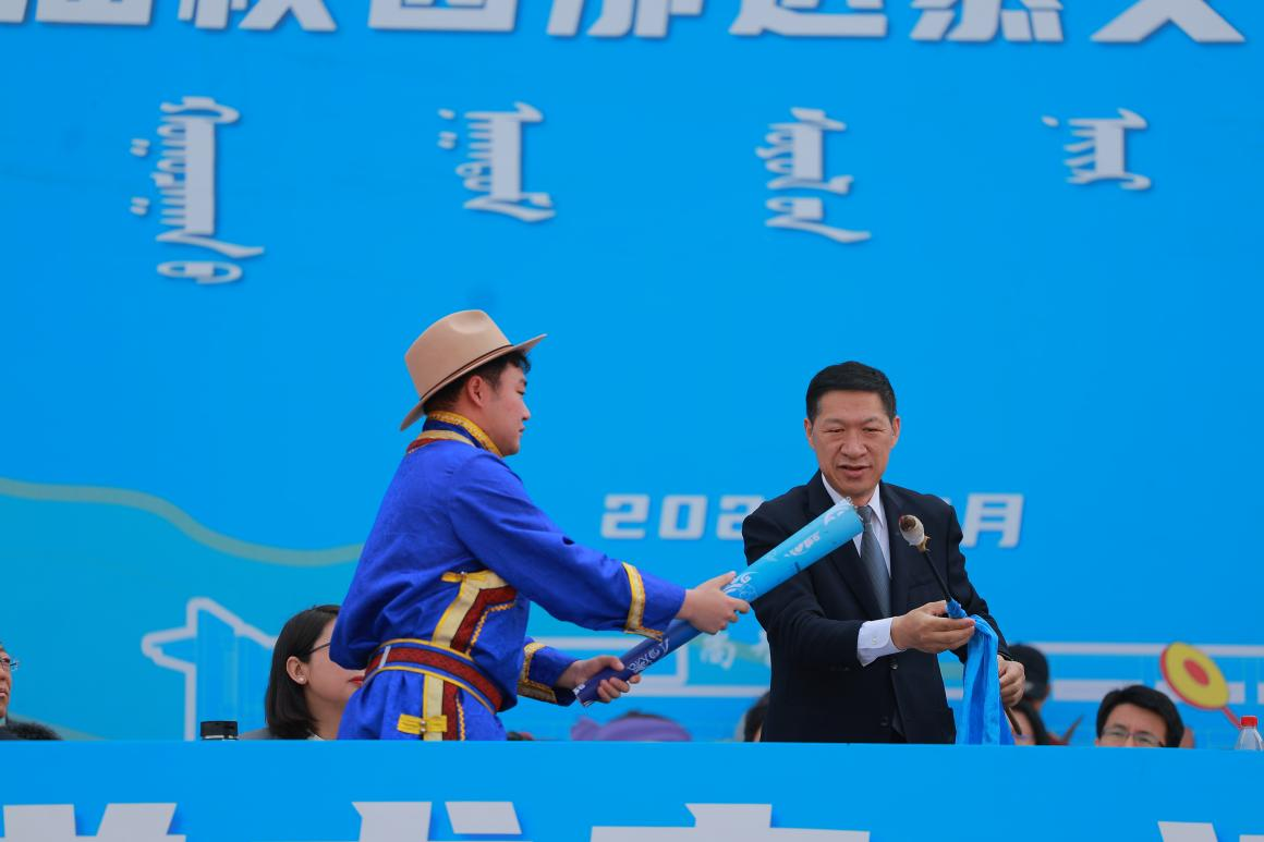 学校举办第十二届校园那达慕文化节暨第六十一届田径运动会开幕式