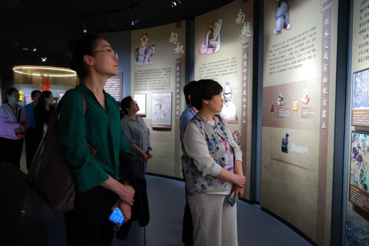 第十三届全国妇联执委第二期培训班走进米乐官网铸牢中华民族共同体意识教育馆实践学习