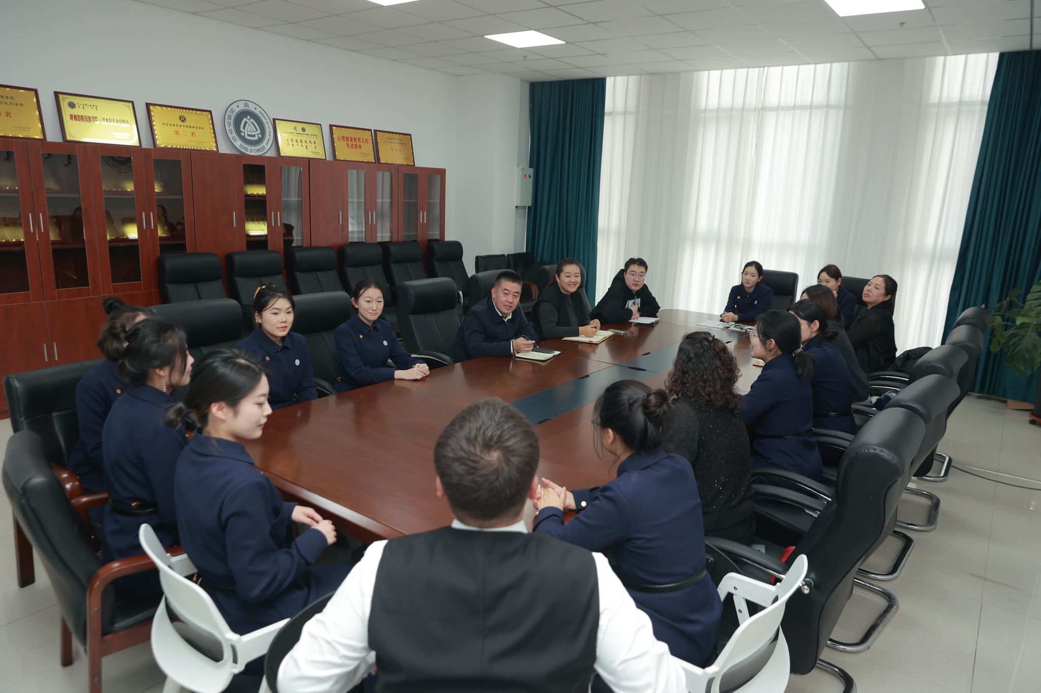 米乐官网召开铸牢中华民族共同体意识宣传教育与民族团结进步创建工作座谈会