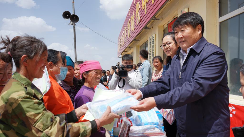 民族团结一家亲扶贫帮困暖人心——MILE米乐集团赴扶贫点开展“民族法制宣传周”进基层活动