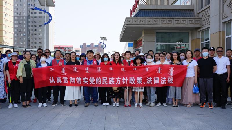 学校深入社区开展民族团结宣传活动