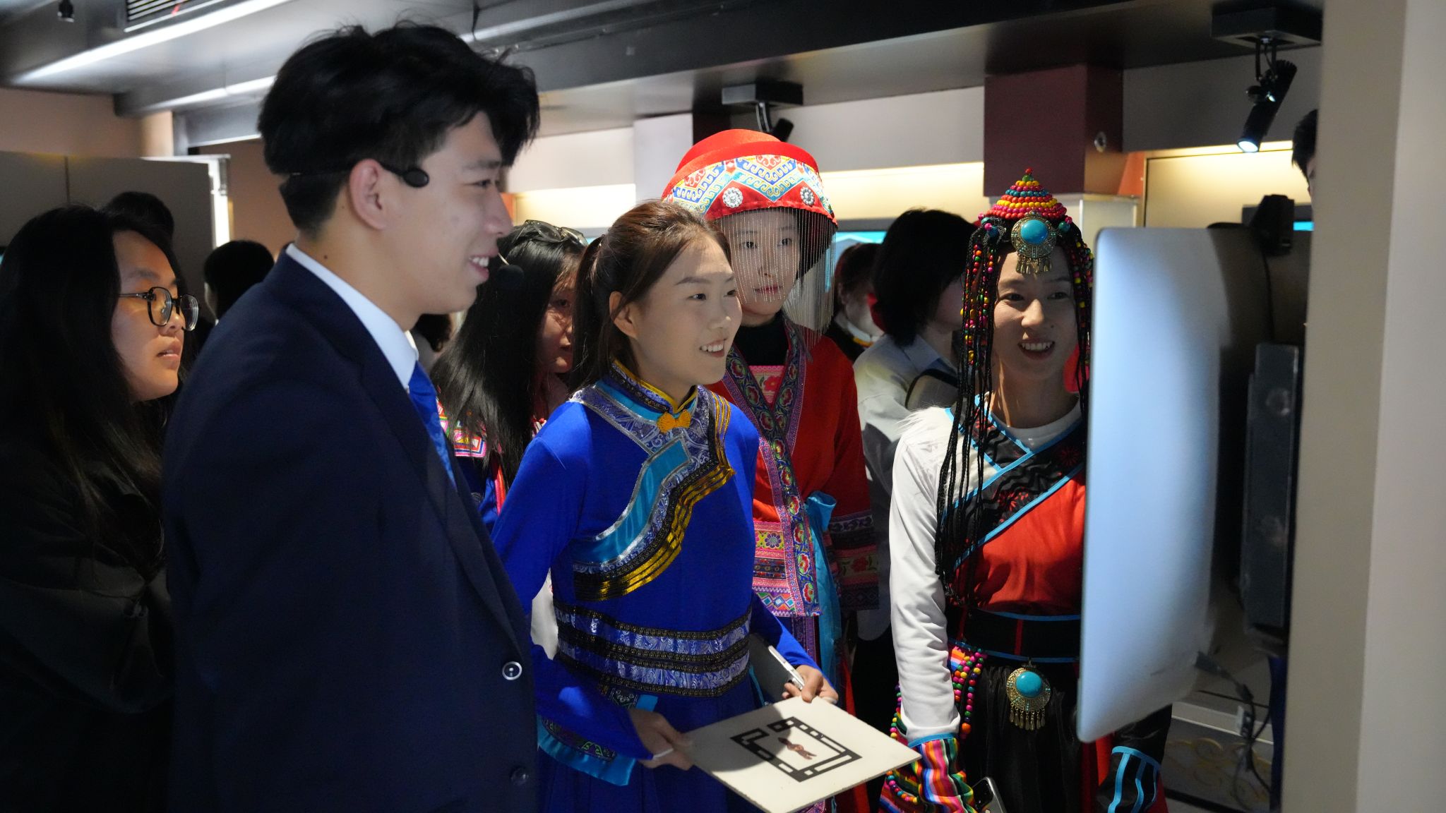 学校圆满举办“石榴籽e起来 行走的思政课”——内蒙古博物院流动数字博物馆进校园暨学校铸牢中华民族共同体意识文化节活动